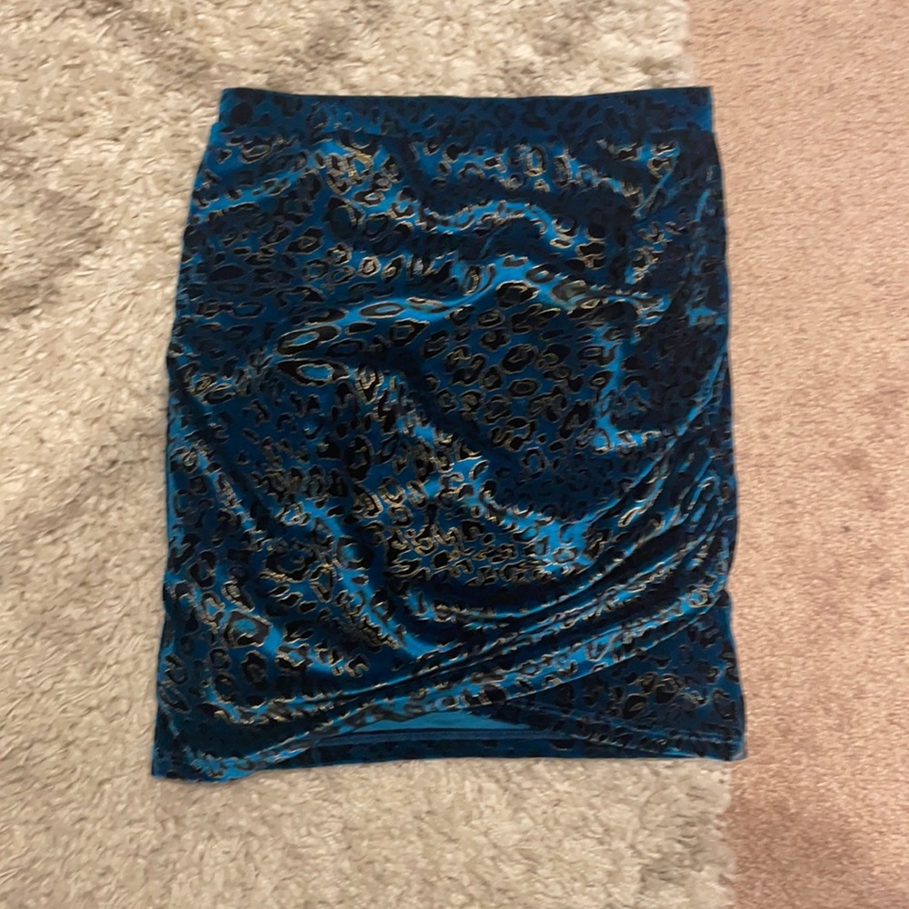 Size S Shein blue cheetah print pencil skirt in velvet material. Never worn.